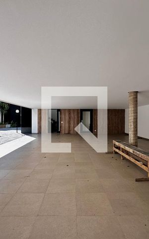 Casa à venda com 712m², 4 quartos e 4 vagas Casa à venda com 712m², 4 quartos e 4 vagasGaragem