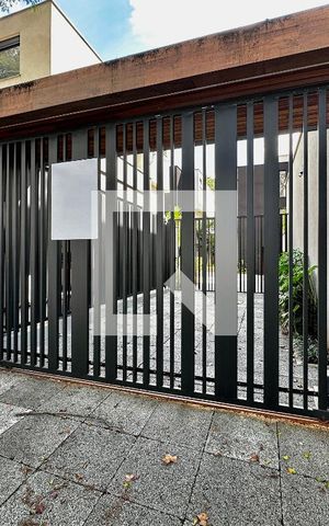 Casa à venda com 712m², 4 quartos e 4 vagas Casa à venda com 712m², 4 quartos e 4 vagasFachada do Condomínio