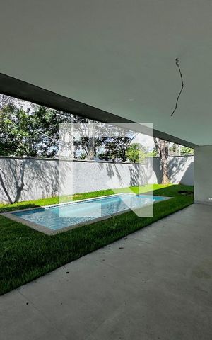Casa à venda com 712m², 4 quartos e 4 vagas Casa à venda com 712m², 4 quartos e 4 vagasVaranda