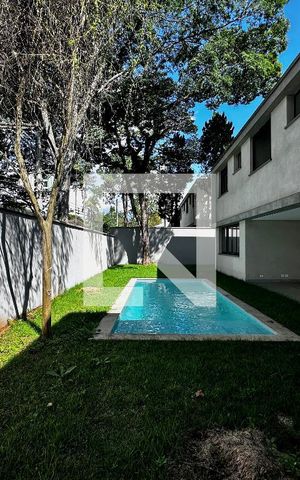 Casa à venda com 712m², 4 quartos e 4 vagas Casa à venda com 712m², 4 quartos e 4 vagasVaranda/Quintal
