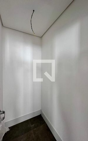 Casa à venda com 712m², 4 quartos e 4 vagas Casa à venda com 712m², 4 quartos e 4 vagasDespensa