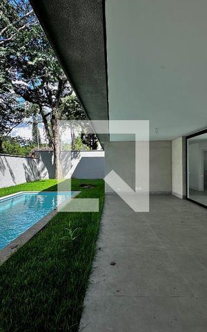 Casa à venda com 712m², 4 quartos e 4 vagas Casa à venda com 712m², 4 quartos e 4 vagasVaranda/Quintal