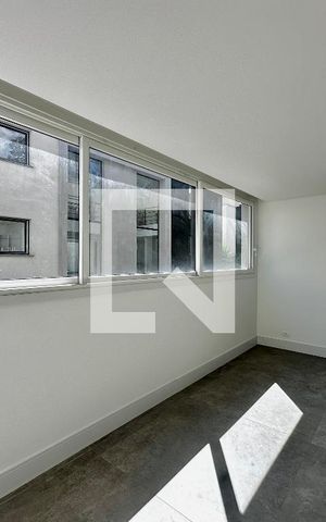 Casa à venda com 712m², 4 quartos e 4 vagas Casa à venda com 712m², 4 quartos e 4 vagasEscritório