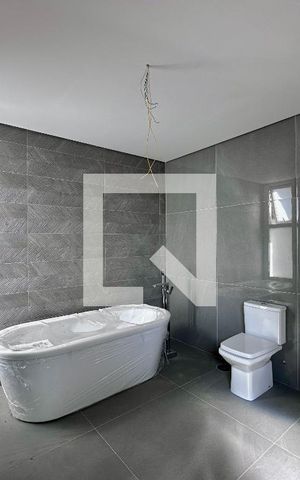 Casa à venda com 712m², 4 quartos e 4 vagas Casa à venda com 712m², 4 quartos e 4 vagasBanheiro Suíte 4
