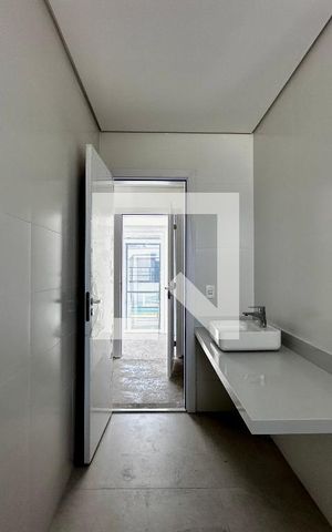 Casa à venda com 712m², 4 quartos e 4 vagas Casa à venda com 712m², 4 quartos e 4 vagasBanheiro Suíte 2