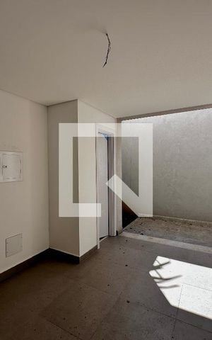 Casa à venda com 712m², 4 quartos e 4 vagas Casa à venda com 712m², 4 quartos e 4 vagasÁrea de Serviço