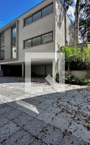 Casa à venda com 712m², 4 quartos e 4 vagas Casa à venda com 712m², 4 quartos e 4 vagasÁrea Comum