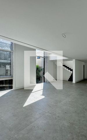 Casa à venda com 712m², 4 quartos e 4 vagas Casa à venda com 712m², 4 quartos e 4 vagasSala