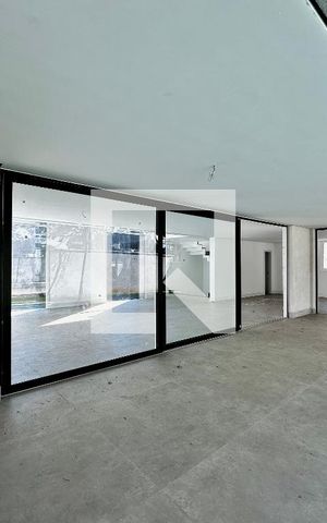 Casa à venda com 712m², 4 quartos e 4 vagas Casa à venda com 712m², 4 quartos e 4 vagasVaranda