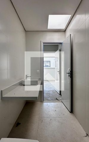 Casa à venda com 712m², 4 quartos e 4 vagas Casa à venda com 712m², 4 quartos e 4 vagasBanheiro Suíte 1