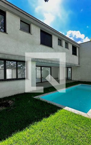 Casa à venda com 712m², 4 quartos e 4 vagas Casa à venda com 712m², 4 quartos e 4 vagasVaranda/Quintal