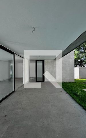 Casa à venda com 712m², 4 quartos e 4 vagas Casa à venda com 712m², 4 quartos e 4 vagasVaranda