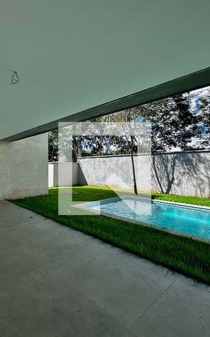 Casa à venda com 712m², 4 quartos e 4 vagas Casa à venda com 712m², 4 quartos e 4 vagasVaranda