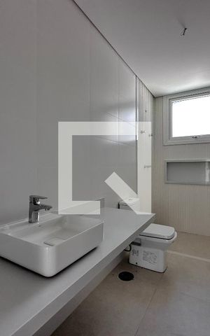 Casa à venda com 712m², 4 quartos e 4 vagas Casa à venda com 712m², 4 quartos e 4 vagasBanheiro Suíte 2