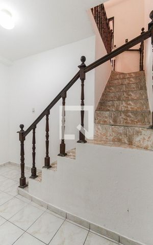 Casa à venda com 180m², 4 quartos e 2 vagasEscada