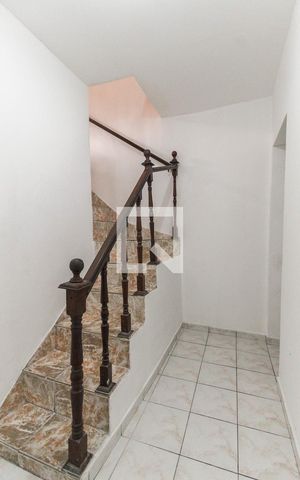 Casa à venda com 180m², 4 quartos e 2 vagasEscada