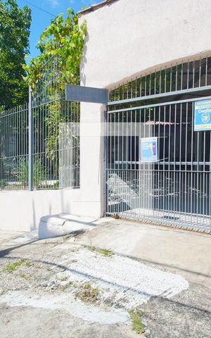 Casa à venda com 400m², 4 quartos e 8 vagasFachada e placa