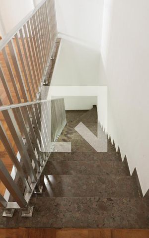 Casa à venda com 300m², 3 quartos e 4 vagas Casa à venda com 300m², 3 quartos e 4 vagasEscada