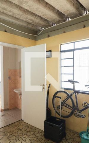 Casa à venda com 300m², 3 quartos e 4 vagas Casa à venda com 300m², 3 quartos e 4 vagasBanheiro e Quarto de Serviço