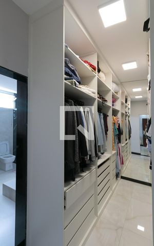 Casa à venda com 360m², 3 quartos e 3 vagas Casa à venda com 360m², 3 quartos e 3 vagasCloset da suíte