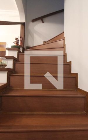 Casa à venda com 200m², 3 quartos e 3 vagasEscada