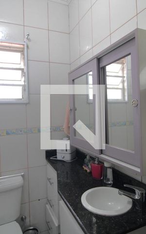 Casa à venda com 200m², 3 quartos e 3 vagasBanheiro do Quarto 1