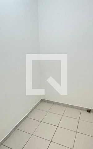 Apartamento à venda com 250m², 5 quartos e 2 vagas Apartamento à venda com 250m², 5 quartos e 2 vagasQuarto de Serviço