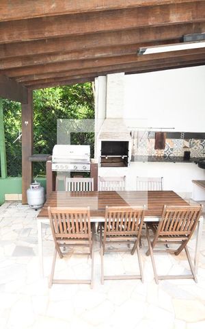 Casa de condomínio à venda com 480m², 4 quartos e 4 vagasVaranda gourmet