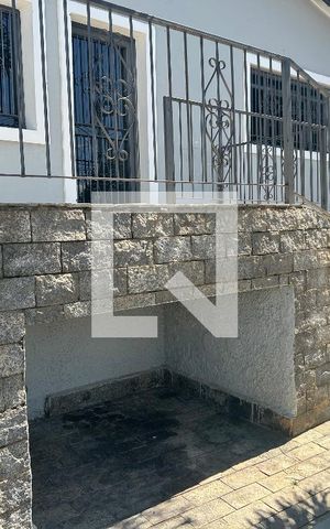 Casa à venda com 180m², 3 quartos e 3 vagasÁrea da frente e garagem