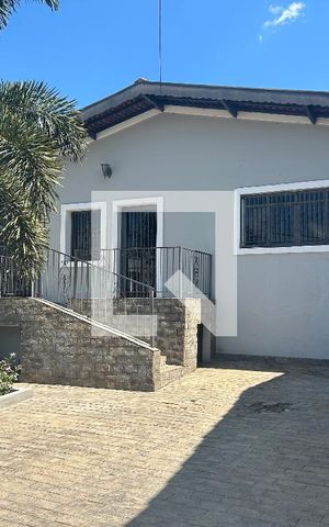 Casa à venda com 180m², 3 quartos e 3 vagasÁrea da frente e garagem