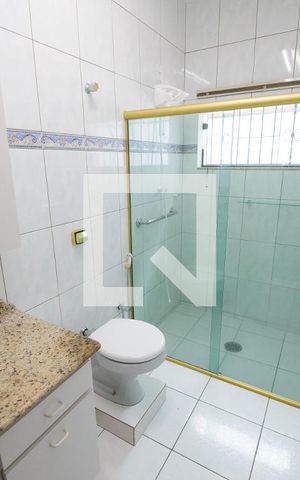 Casa de condomínio à venda com 365m², 3 quartos e 4 vagas Casa de condomínio à venda com 365m², 3 quartos e 4 vagasBanheiro da Suíte