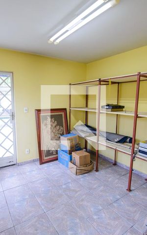 Casa de condomínio à venda com 365m², 3 quartos e 4 vagas Casa de condomínio à venda com 365m², 3 quartos e 4 vagasQuarto de Serviço