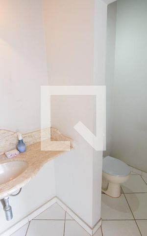 Casa de condomínio à venda com 365m², 3 quartos e 4 vagas Casa de condomínio à venda com 365m², 3 quartos e 4 vagasBanheiro de serviço