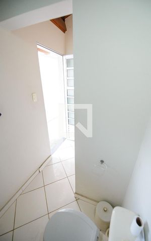Casa de condomínio à venda com 365m², 3 quartos e 4 vagas Casa de condomínio à venda com 365m², 3 quartos e 4 vagasBanheiro de serviço