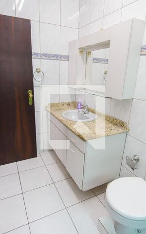 Casa de condomínio à venda com 365m², 3 quartos e 4 vagas Casa de condomínio à venda com 365m², 3 quartos e 4 vagasBanheiro da Suíte
