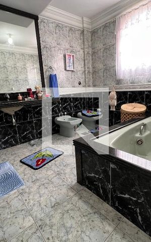 Casa de condomínio à venda com 340m², 5 quartos e 5 vagas Casa de condomínio à venda com 340m², 5 quartos e 5 vagasBanheiro Suíte 01
