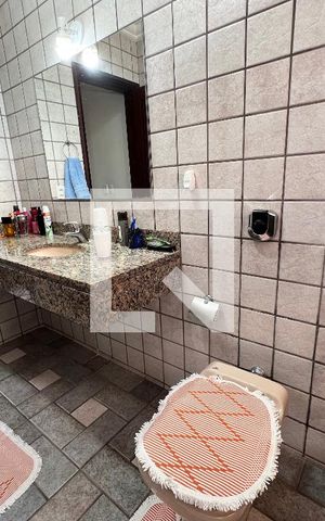 Casa de condomínio à venda com 340m², 5 quartos e 5 vagas Casa de condomínio à venda com 340m², 5 quartos e 5 vagasBanheiro