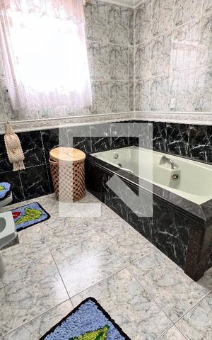 Casa de condomínio à venda com 340m², 5 quartos e 5 vagas Casa de condomínio à venda com 340m², 5 quartos e 5 vagasBanheiro Suíte 01