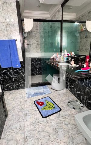 Casa de condomínio à venda com 340m², 5 quartos e 5 vagas Casa de condomínio à venda com 340m², 5 quartos e 5 vagasBanheiro Suíte 01