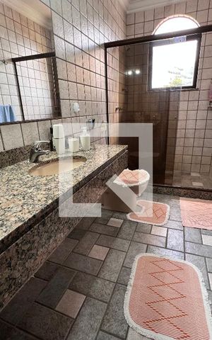 Casa de condomínio à venda com 340m², 5 quartos e 5 vagas Casa de condomínio à venda com 340m², 5 quartos e 5 vagasBanheiro