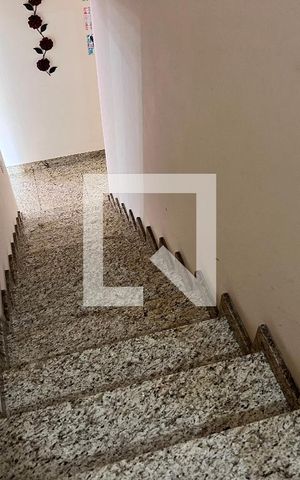 Casa de condomínio à venda com 340m², 5 quartos e 5 vagas Casa de condomínio à venda com 340m², 5 quartos e 5 vagasEscada terceiro andar