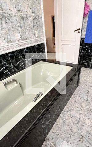 Casa de condomínio à venda com 340m², 5 quartos e 5 vagas Casa de condomínio à venda com 340m², 5 quartos e 5 vagasBanheiro Suíte 01