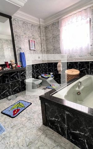 Casa de condomínio à venda com 340m², 5 quartos e 5 vagas Casa de condomínio à venda com 340m², 5 quartos e 5 vagasBanheiro Suíte 01