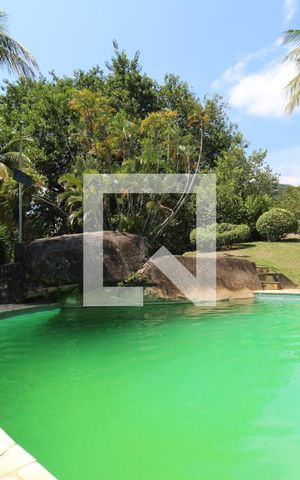 Casa à venda com 648m², 4 quartos e 4 vagas Casa à venda com 648m², 4 quartos e 4 vagasÁrea comum - Piscina