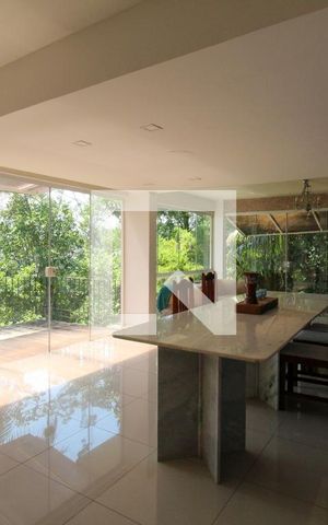 Casa à venda com 648m², 4 quartos e 4 vagas Casa à venda com 648m², 4 quartos e 4 vagasSala