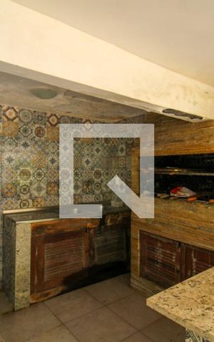 Casa à venda com 648m², 4 quartos e 4 vagas Casa à venda com 648m², 4 quartos e 4 vagasÁrea externa - Churrasqueira