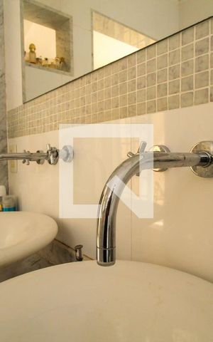 Casa à venda com 648m², 4 quartos e 4 vagas Casa à venda com 648m², 4 quartos e 4 vagasBanheiro da Suíte 1
