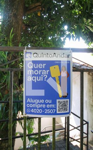 Casa à venda com 648m², 4 quartos e 4 vagas Casa à venda com 648m², 4 quartos e 4 vagasPlaquinha