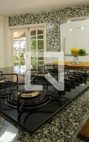Casa à venda com 648m², 4 quartos e 4 vagas Casa à venda com 648m², 4 quartos e 4 vagasCozinha