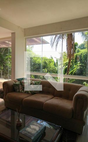 Casa à venda com 648m², 4 quartos e 4 vagas Casa à venda com 648m², 4 quartos e 4 vagasSala